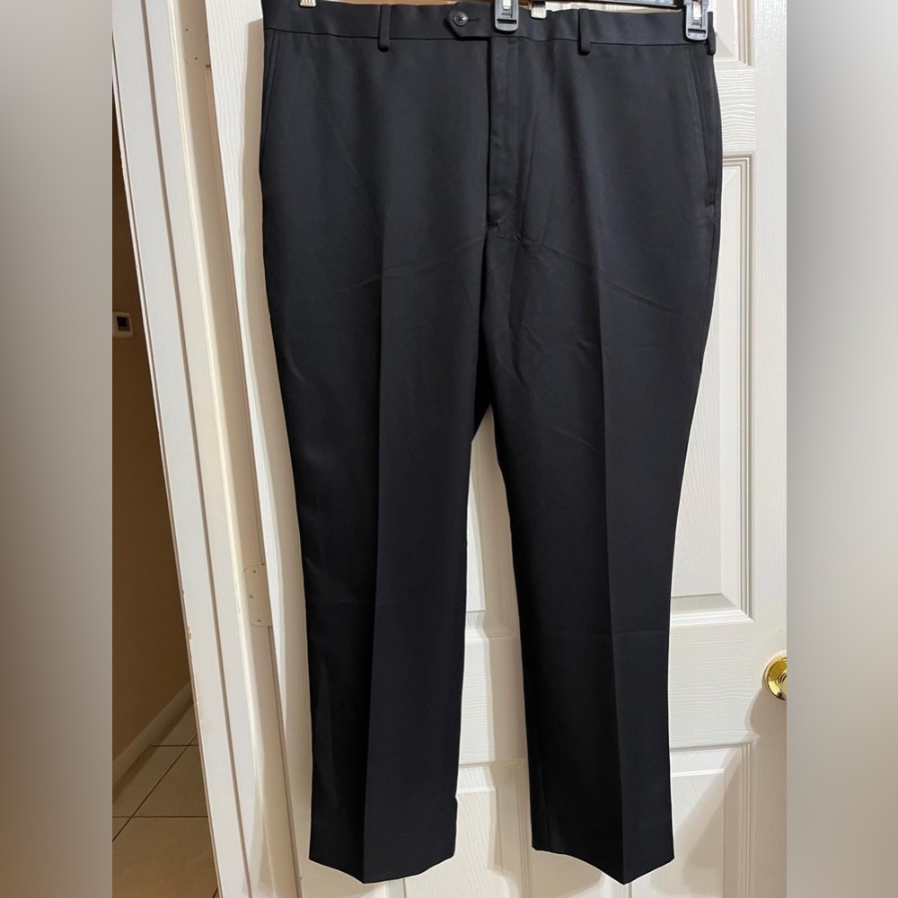 (R)Travel smart Black slim fit trousers with a subtle crease 42x30
